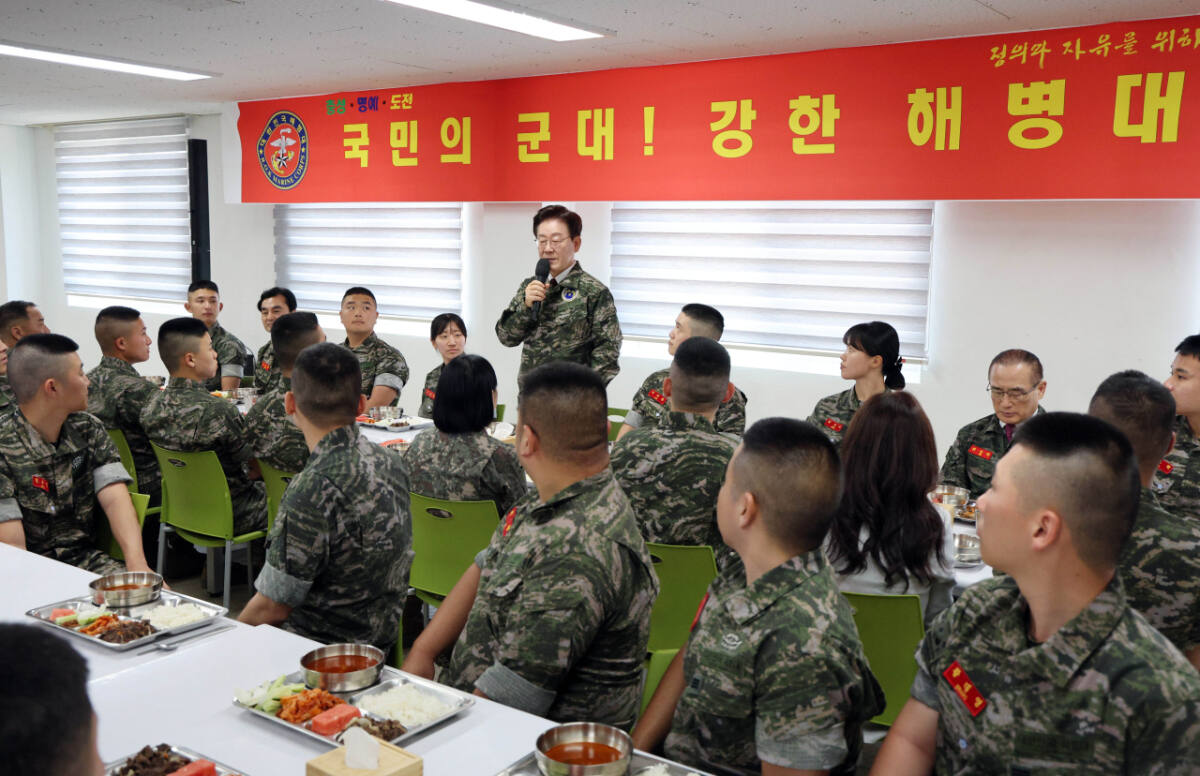 이재명 대통령이 24일 인천시 옹진군 해병대 연평부대에서 장병들과의 오찬에서 격려사를 하고 있다. / 사진=연합뉴스