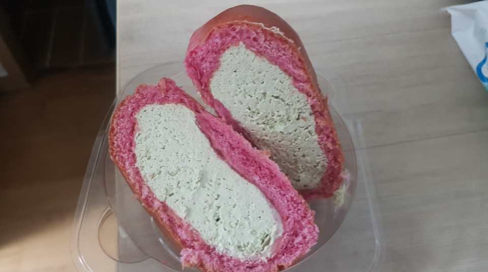 딸기피스타치오 생크림빵