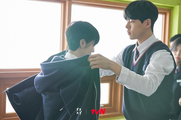 재이에게-옷을-덮어주는-우람