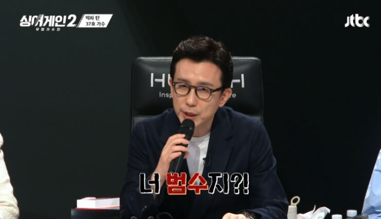 안경을쓰고-마이크를들고-말하는남자의모습