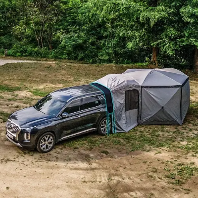 차박텐트 이미지. 검은색 차량에 텐트를 친 모습
