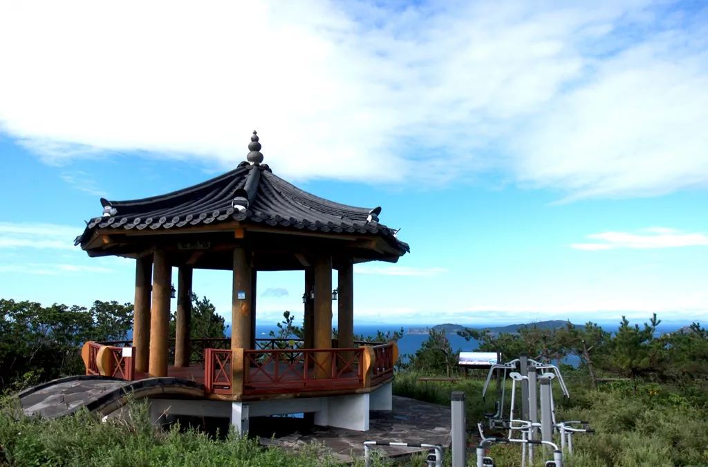비바람 뒤에 나타난 기적 같은 쾌청한 파란 하늘 아래의 돈대산 정상 팔각정 전경.