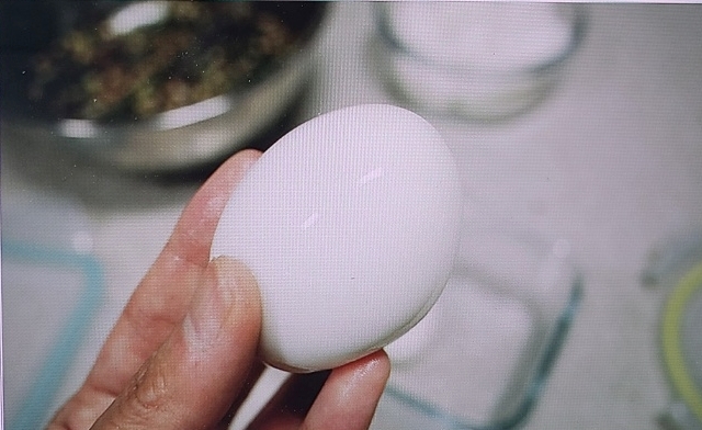 쩝질을 벗겨낸 계란