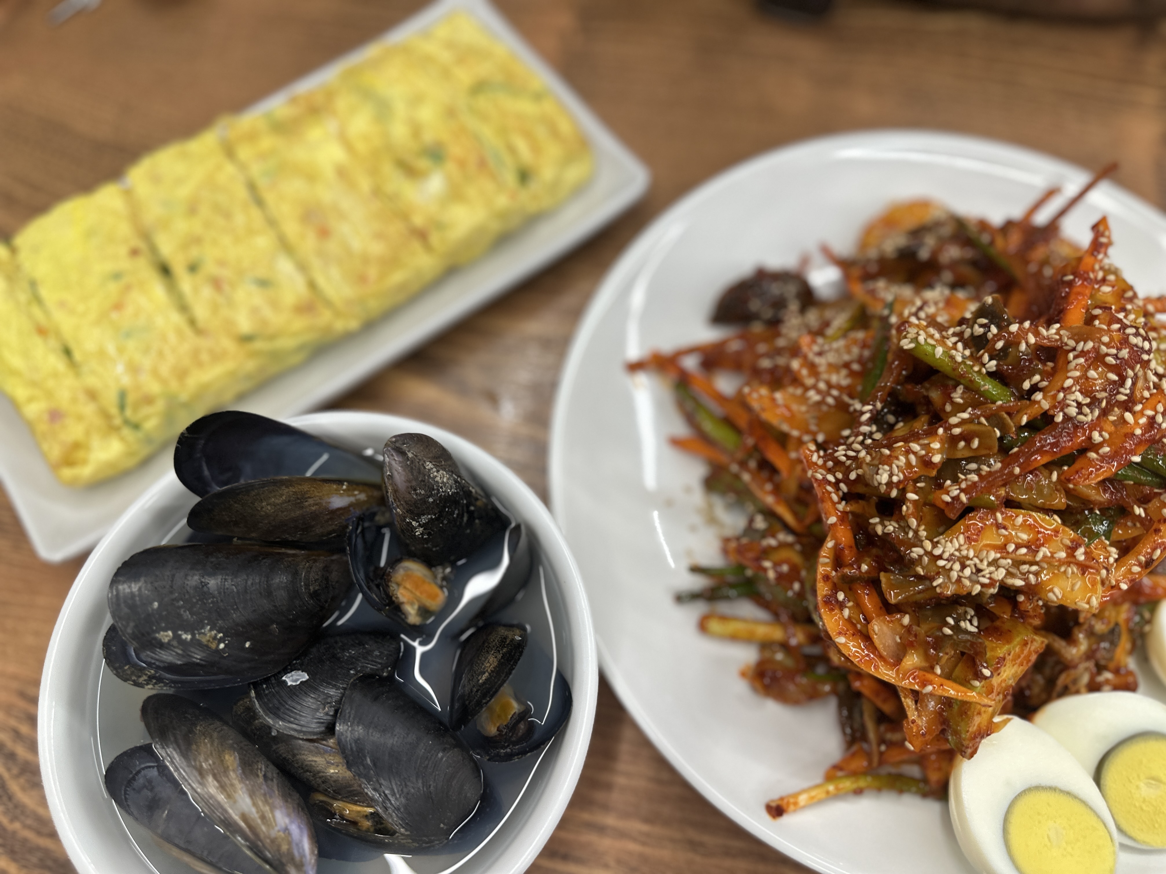 골뱅이오이무침과 따듯한홍합 그리고 맛있는계란말이