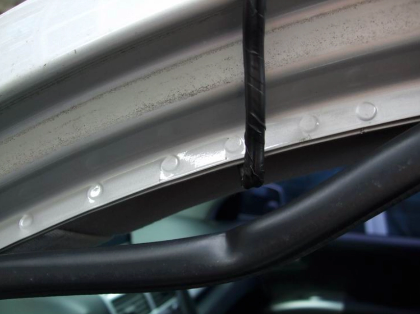 차 문짝의 워더스트립을 벗겨내고 있다