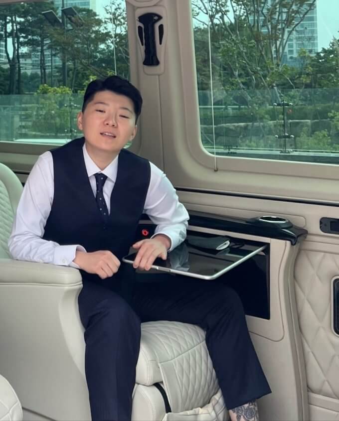 전청조 차에 앉아있는 모습