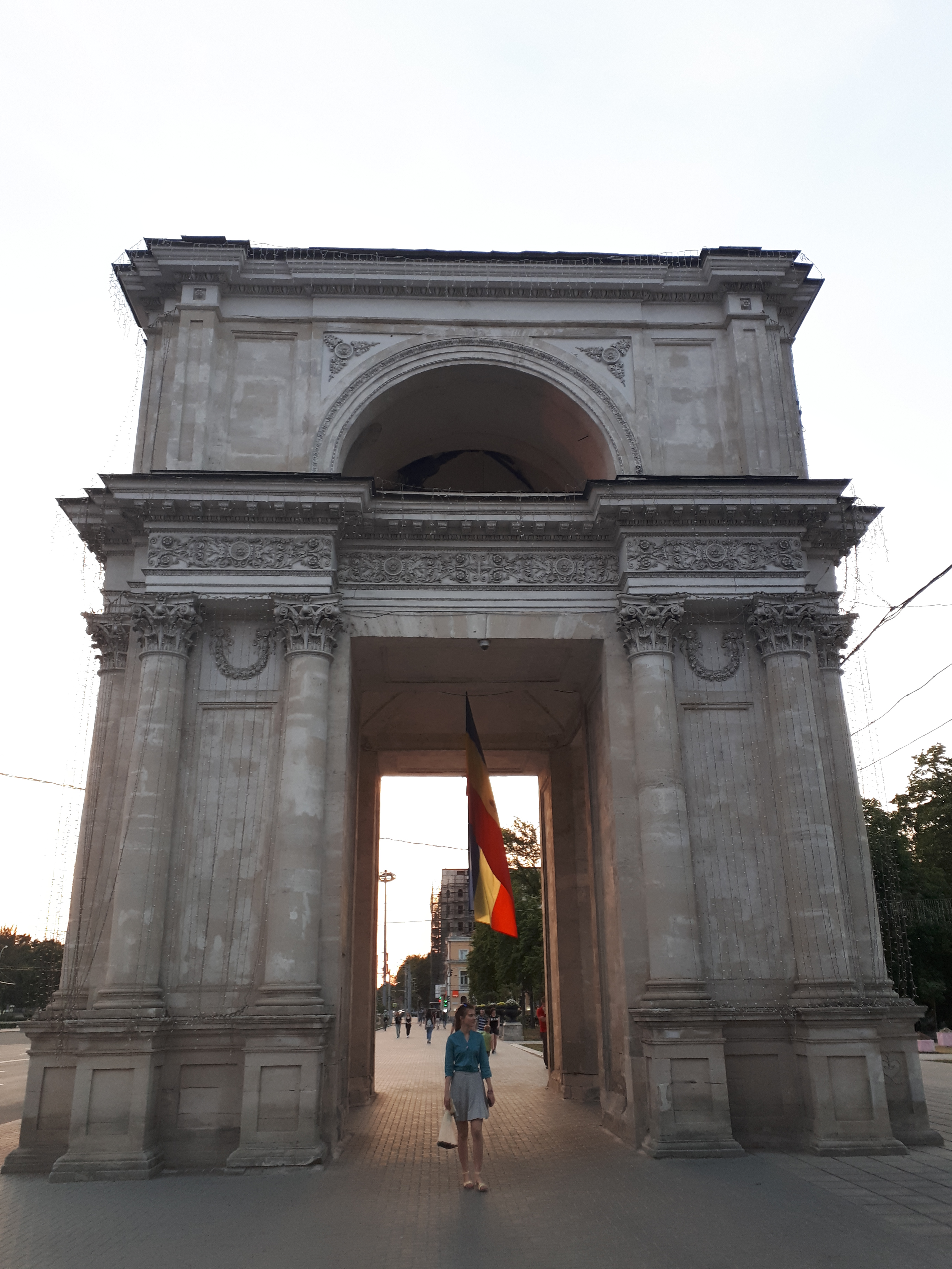 몰도바 키시나우 개선문의 여인 세 발짝에 미소