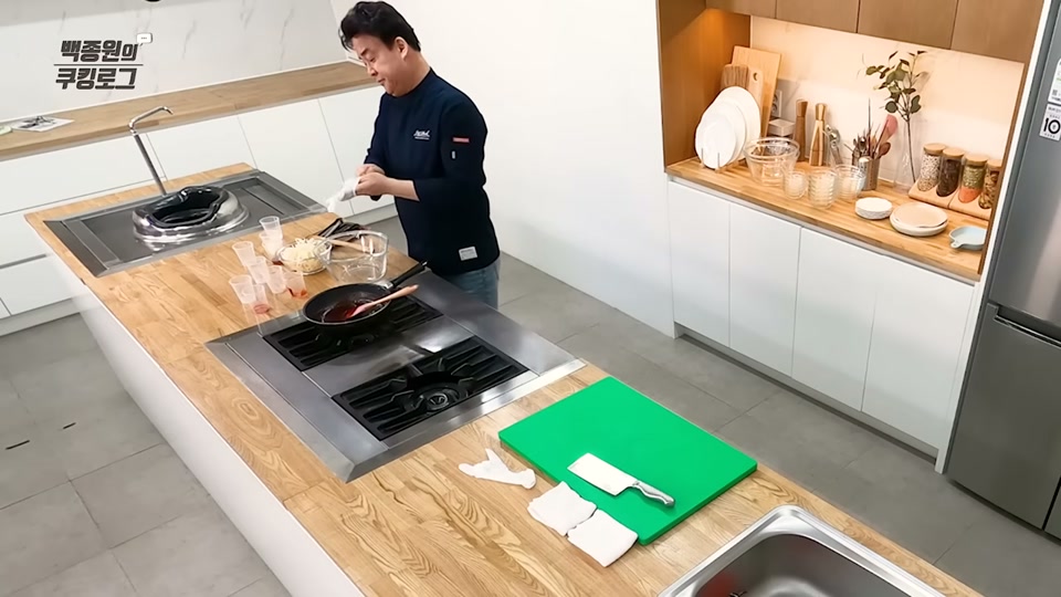 큰 그릇을 준비하는 장면