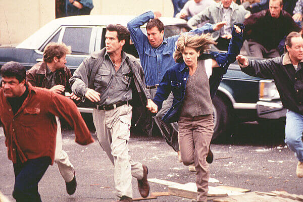 화산 폭발로 혼비 백산한 마을 사람들과 해리 그리고 레이첼