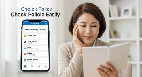 중년 여성이 앱 화면을 보며 고개 끄덕이는 모습