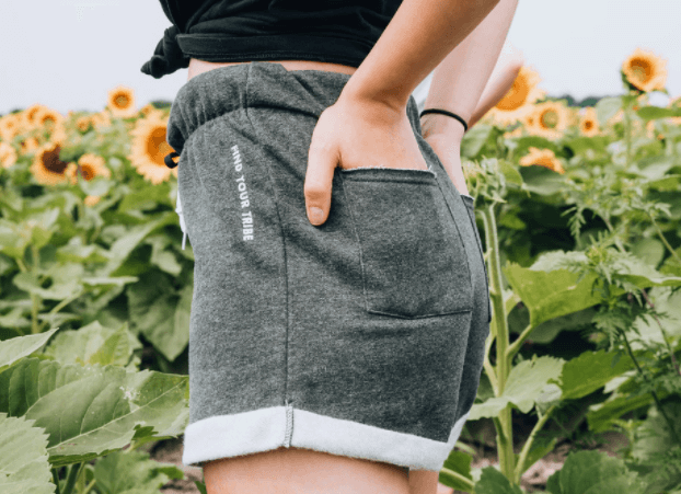 여자-숏팬츠-뒷주머니에-손넣은-사진