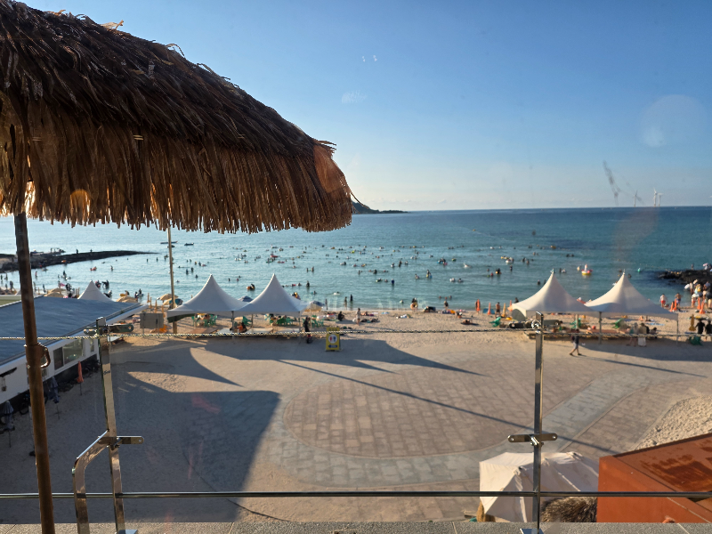 바닷가 해변에 사람들이 멀리 보인다. 제주 협재해수욕장