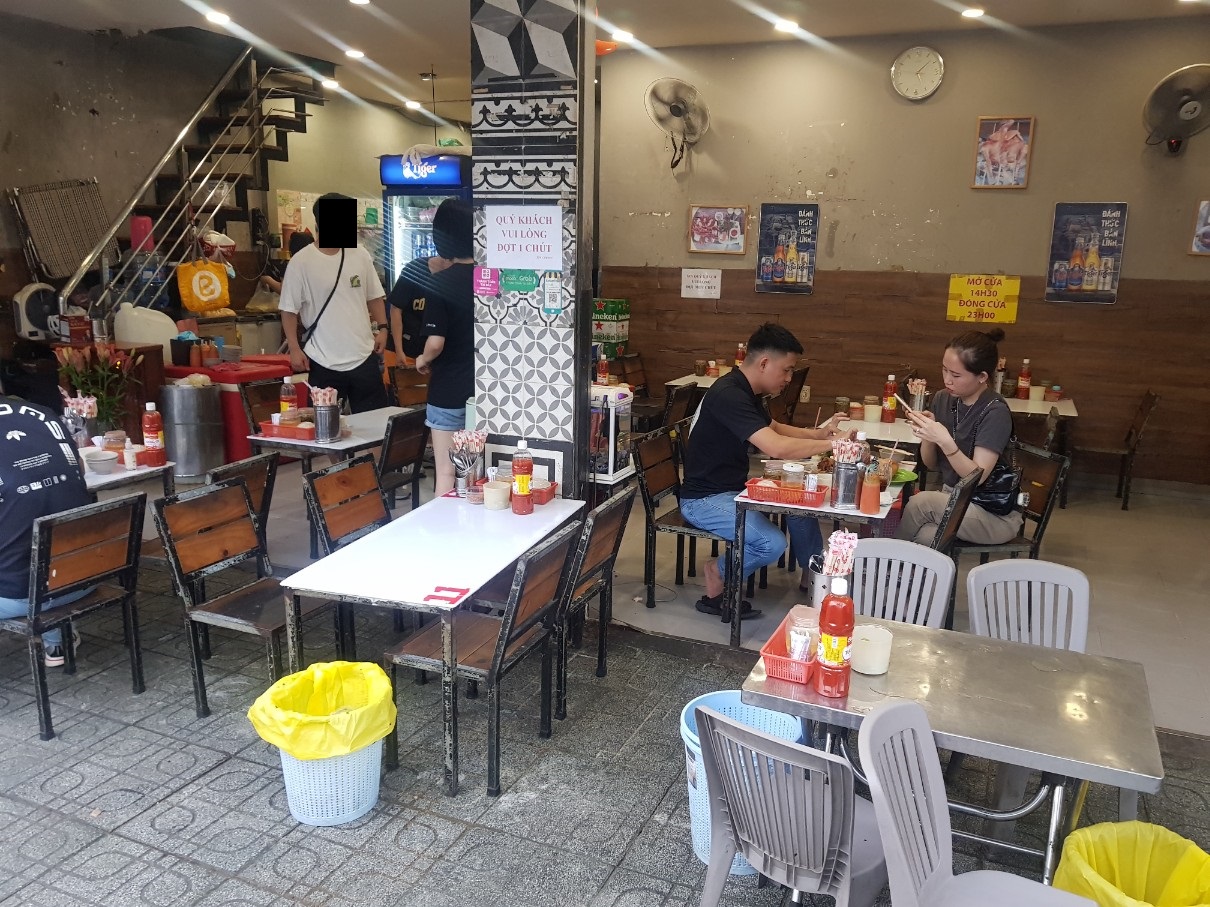 호치민 빈탄군 로컬 치킨구이 전문점 Ga Nuong Anh Tuyet - 식당 분위기