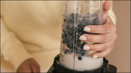 블루베리를 믹서기로 갈고 있는 모습