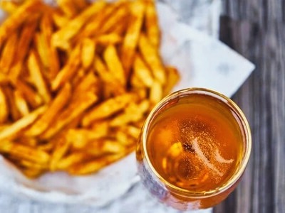 컵에-맥주와-감자칩