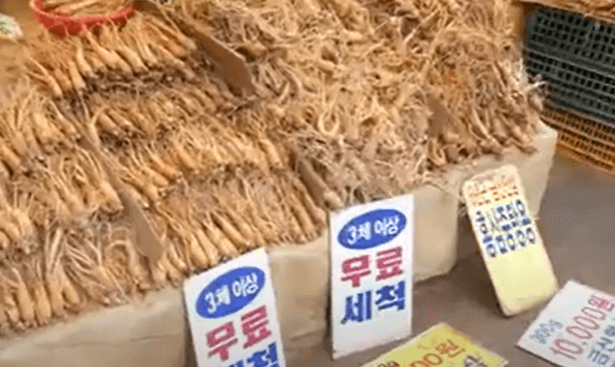 시장에 한약재가 진열되어있는 모습