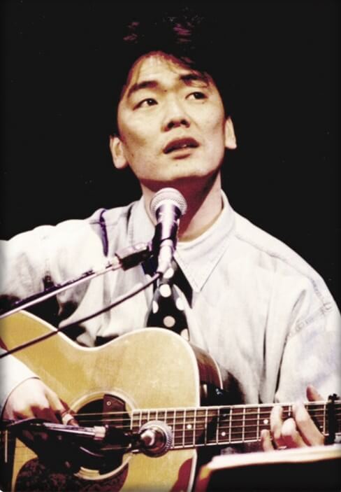 김광석-혼자-남은-밤-김광석이-기타를-치며-노래-부르다-허공을-응시하는-사진