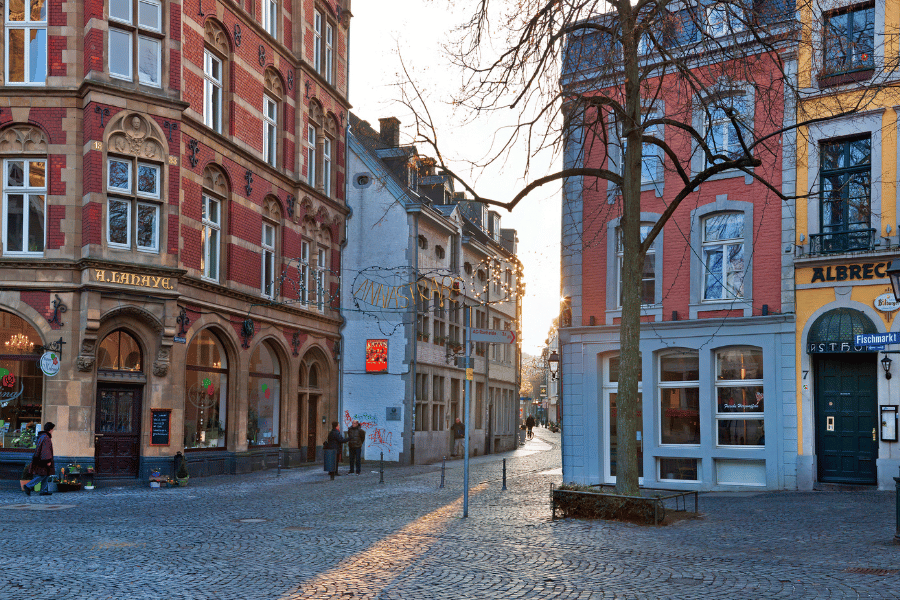 유럽 여행 필수 꿀팁 &ndash; 교통&amp;#44; 숙박&amp;#44; 음식 완벽 정리
