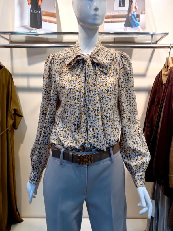발렌시아 프린트 리본 타이 블라우스 21AMB11