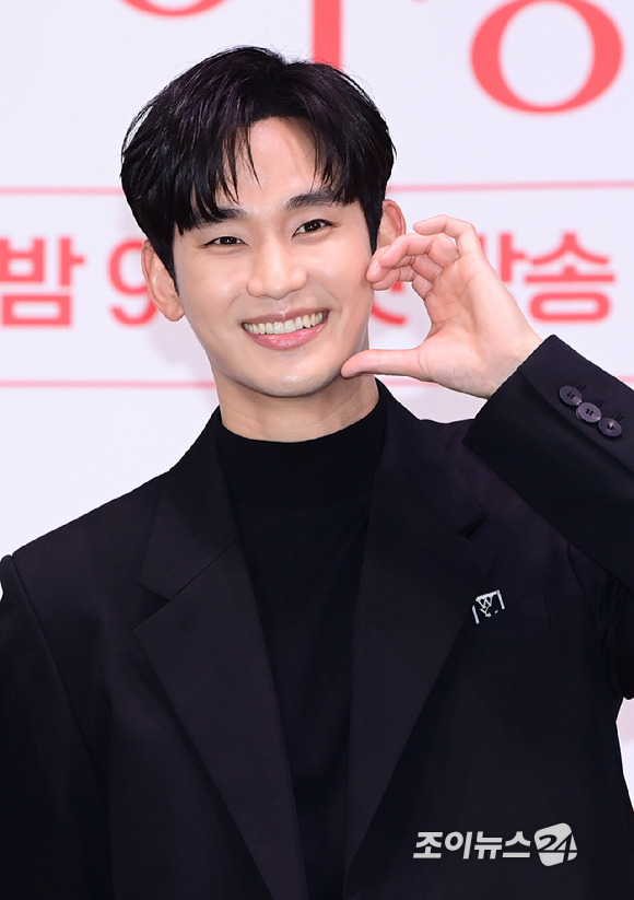 배우 김수현이 7일 오전 서울 구로구 라마다호텔에서 열린 tvN 새 토일드라마 &#39;눈물의 여왕&#39;(극본 박지은 연출 장영우 김희원) 제작발표회에 참석하고 있다. [사진=정소희 기자]