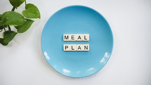 접시위에 Meal Plan 글자가 놓여있는 사진