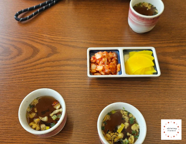 면식당-셀프바에서 가져온 것들-김치와 단무지, 그리고 우동국물