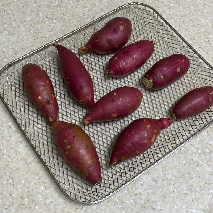 세척한-고구마를-에어프라이어에-넣기-위해-겹치지-않게-정렬한-사진