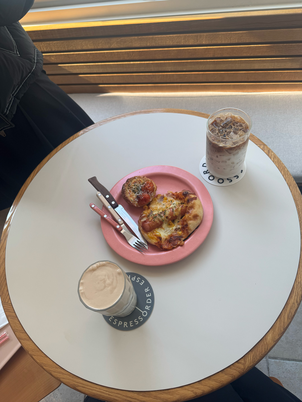 삼성동 카페 오더 에스프레소에서 주문한 빵과 커피