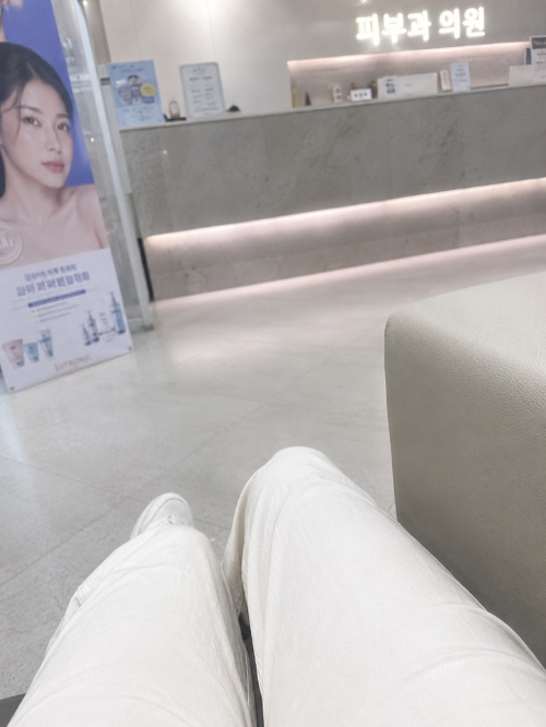 피부과 대기실에서 상담을 기다리며 앉아 있는 모습