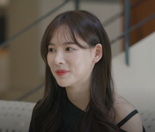 미소를-띄고있는-긴머리-여성