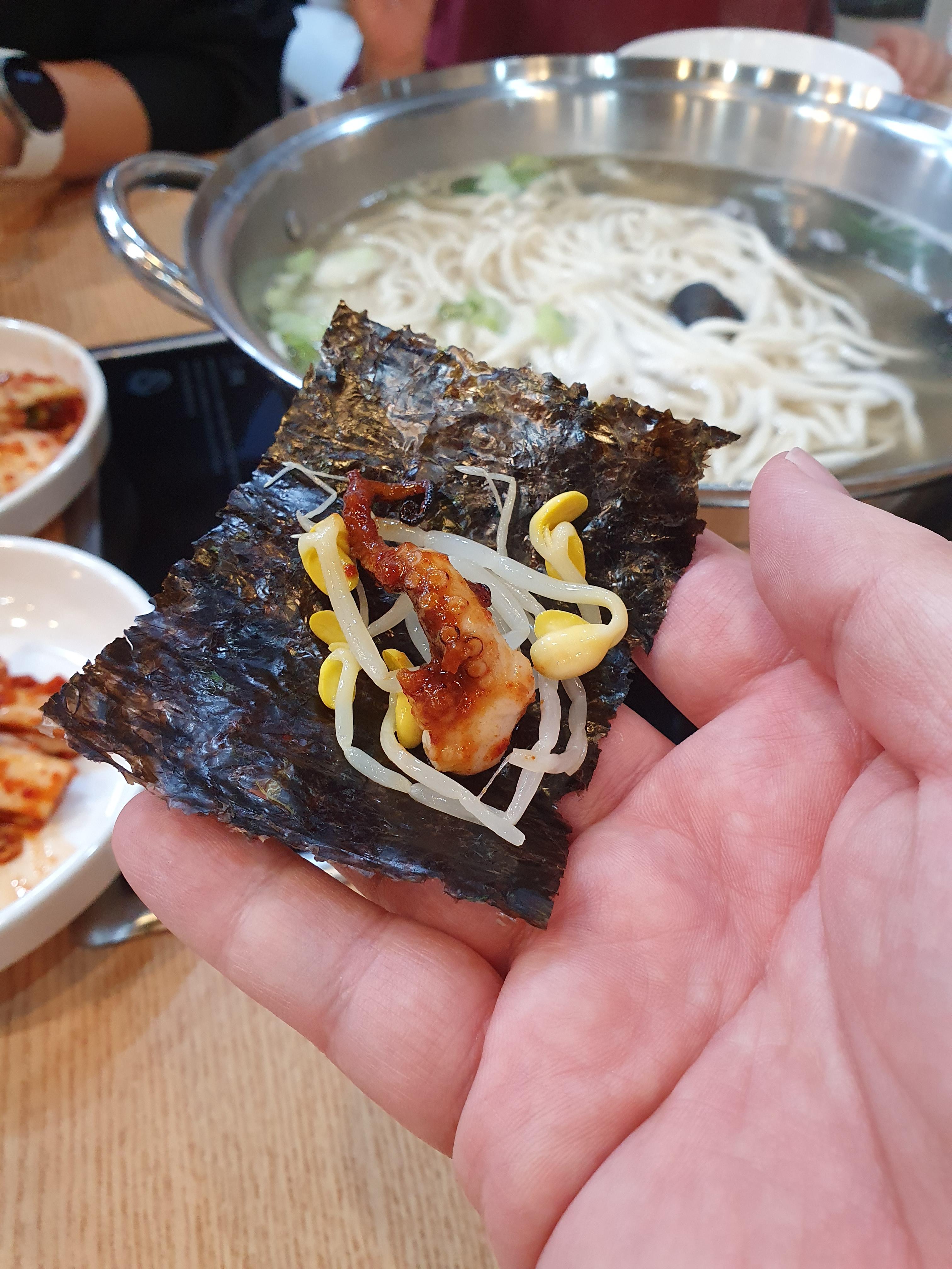 관저동 온천 물총 칼국수 쭈꾸미 김이랑 같이 싸먹으면 맛있습니다.