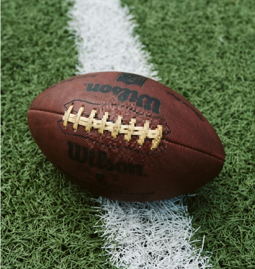 미식축구볼이잔디위에놓여있는사진