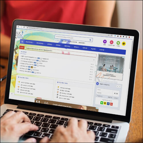 타닥타닥 한글 타자 연습 사이트를 이용하고 있는 손