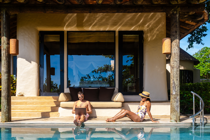 수영장에서 일하고 있는 남녀