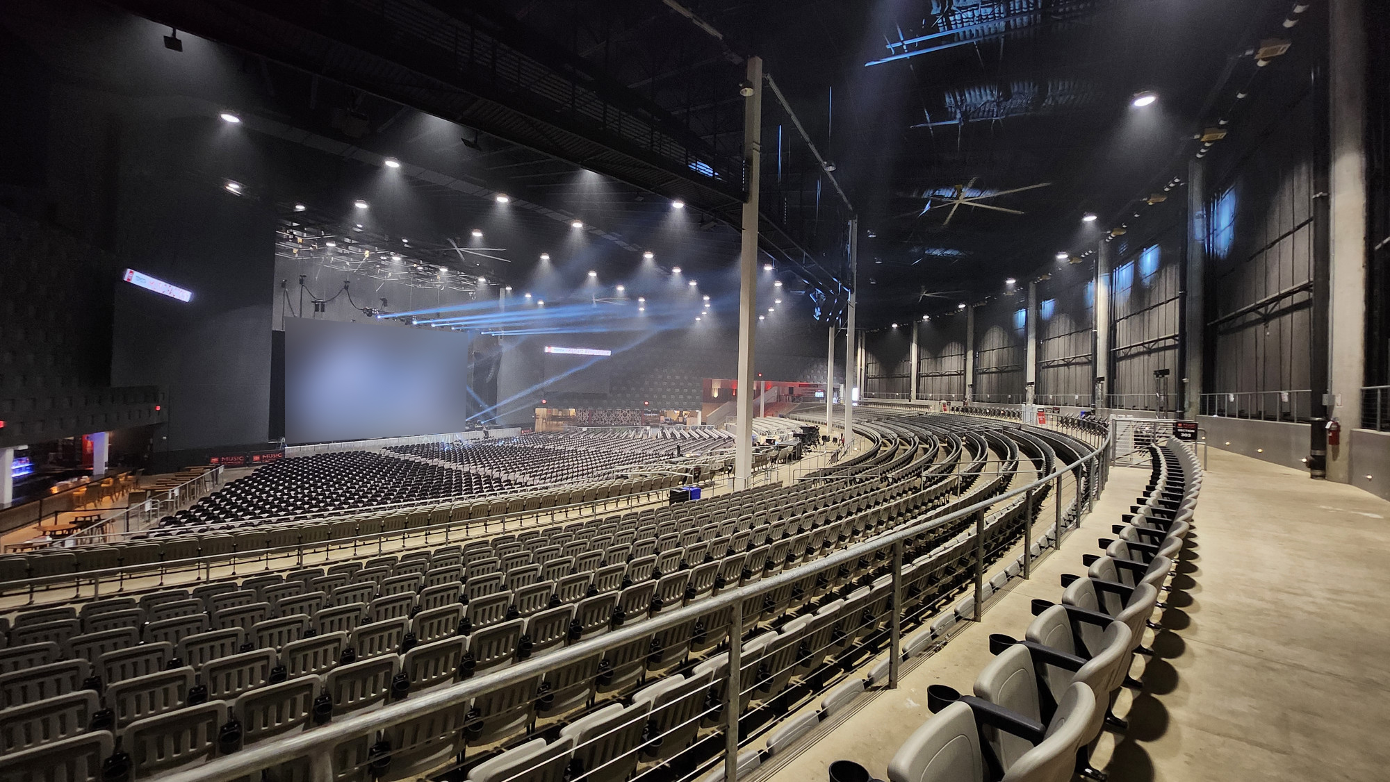 토요타 뮤직 팩토리 공연장 객석