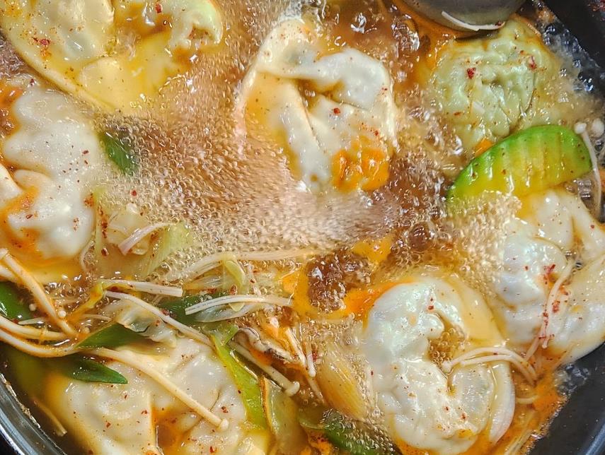 보글 보글 끓고 있는 매일아침 김치만두전골