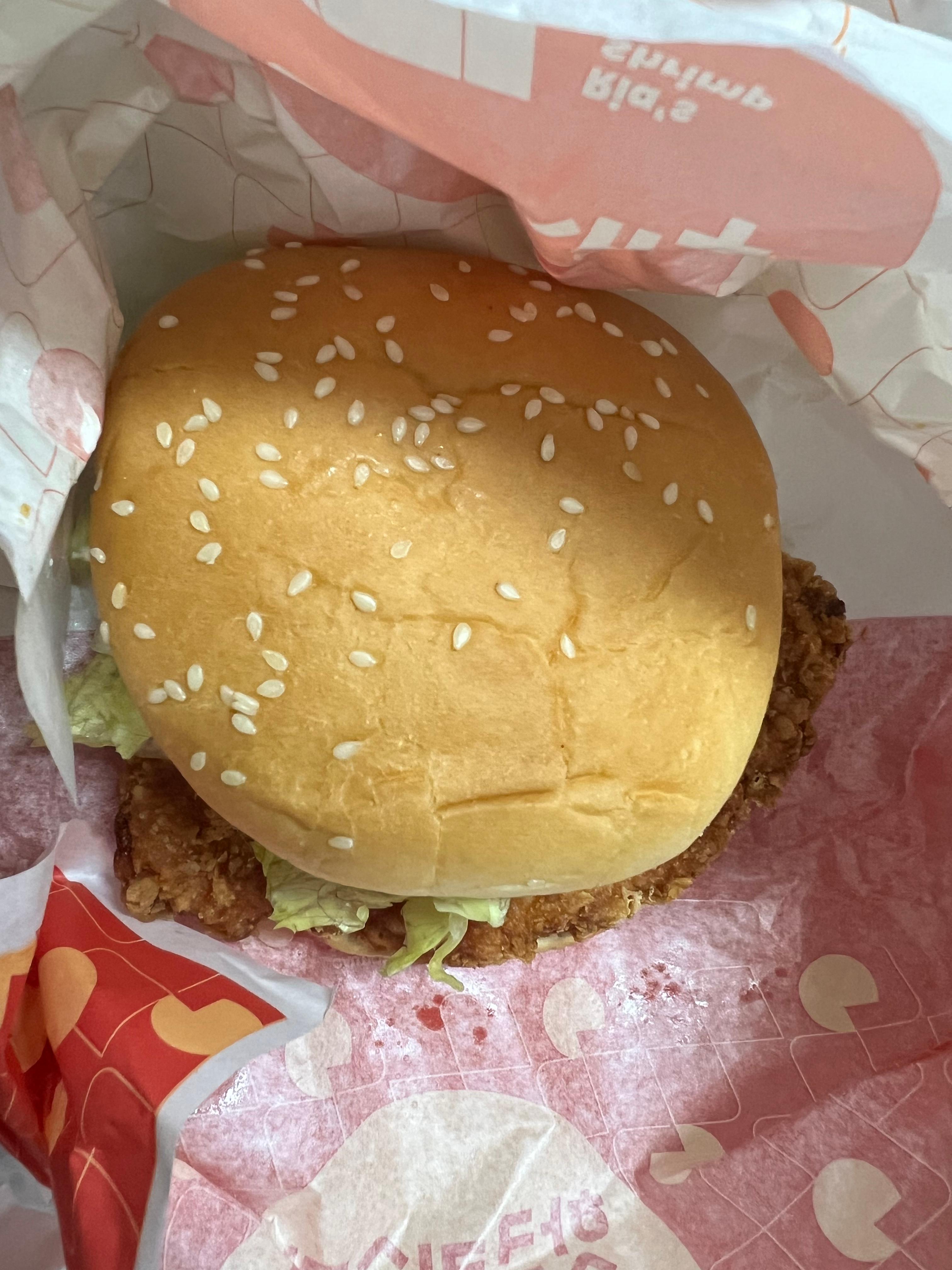 롯데리아 핫크리스피치킨버거 상단모습