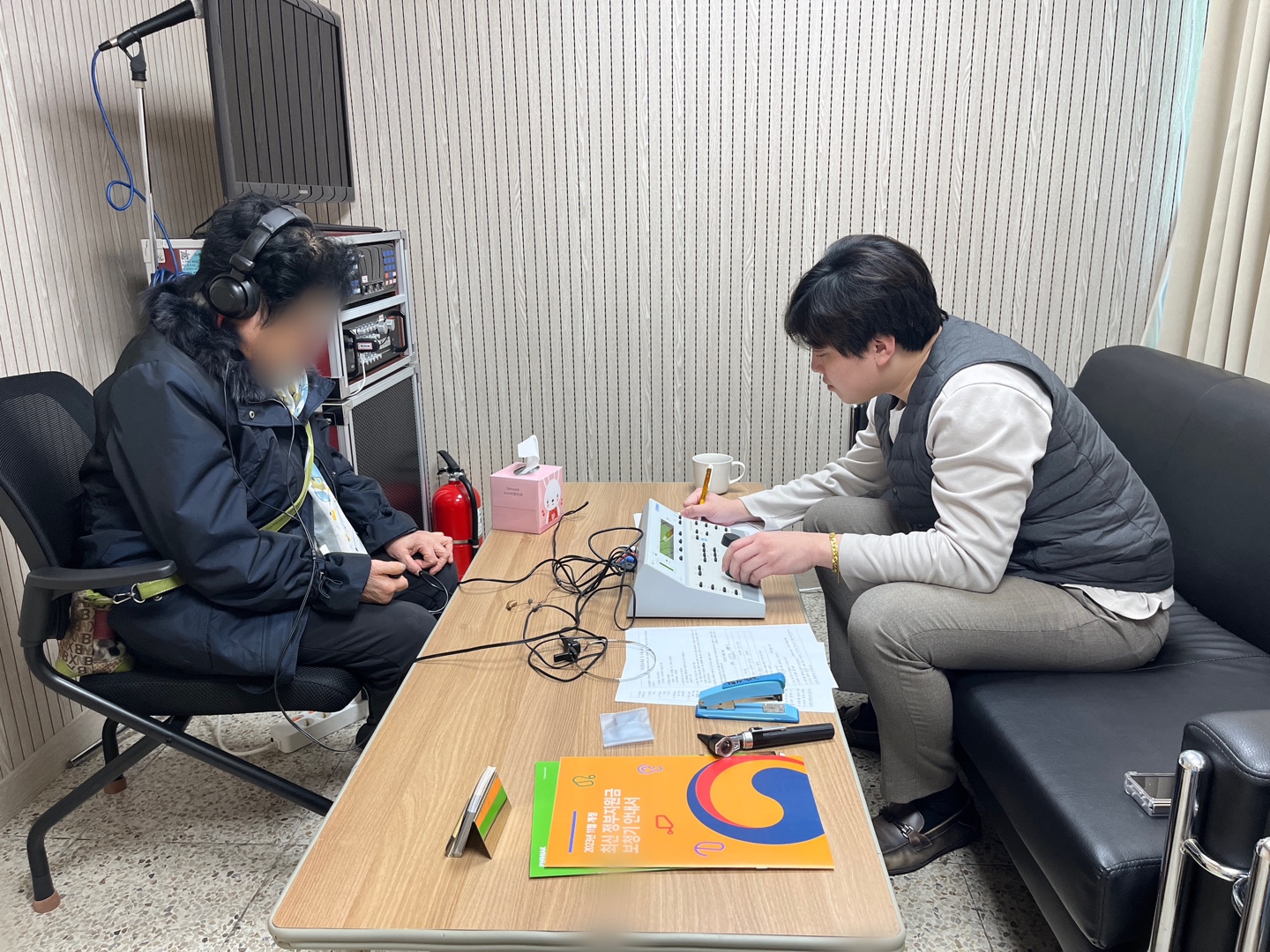 이미지설명: 청력검사 및 골전도 청력검사를 진행하고있다.