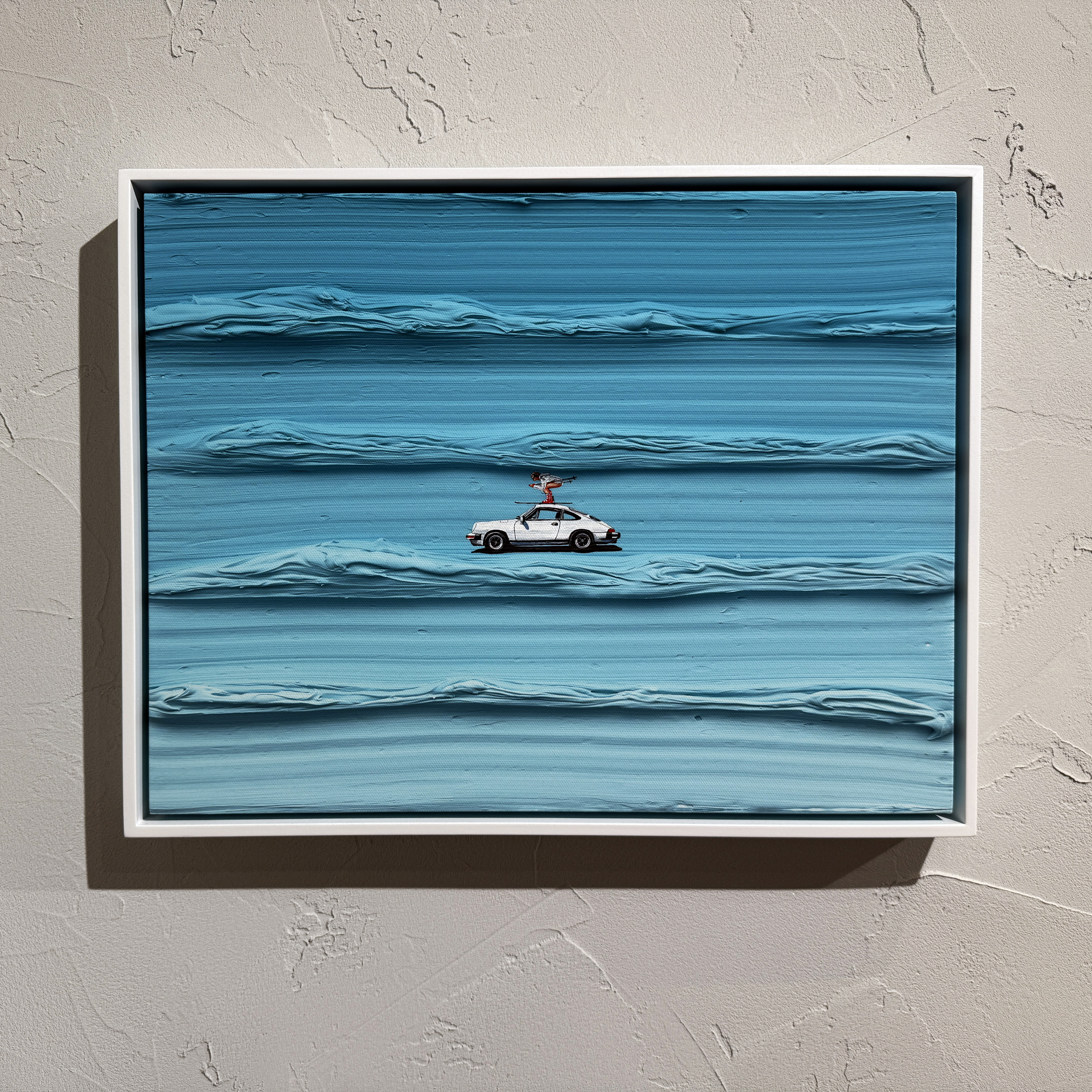 파란색 물감을 수평으로 두껍게 쌓아올려 바다나 파도 같은 느낌을 표현한 작품이다. 푸른 배경 가운데에는 지붕에 서핑보드를 실은 듯한 작은 흰색 자동차가 그려져 있어, 마치 자동차가 파도 위를 달리는 듯한 이미지를 연출한다. 광활한 자연(바다)과 작은 인간 문명(자동차)의 대비를 통해 작가의 메시지를 전달하는 작품이다.