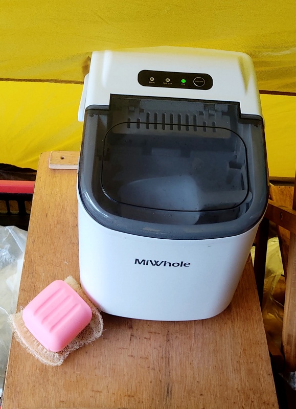 캠핑장에 놓아두었던 제빙기