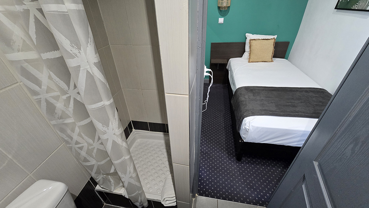 화장실에서 본 침실