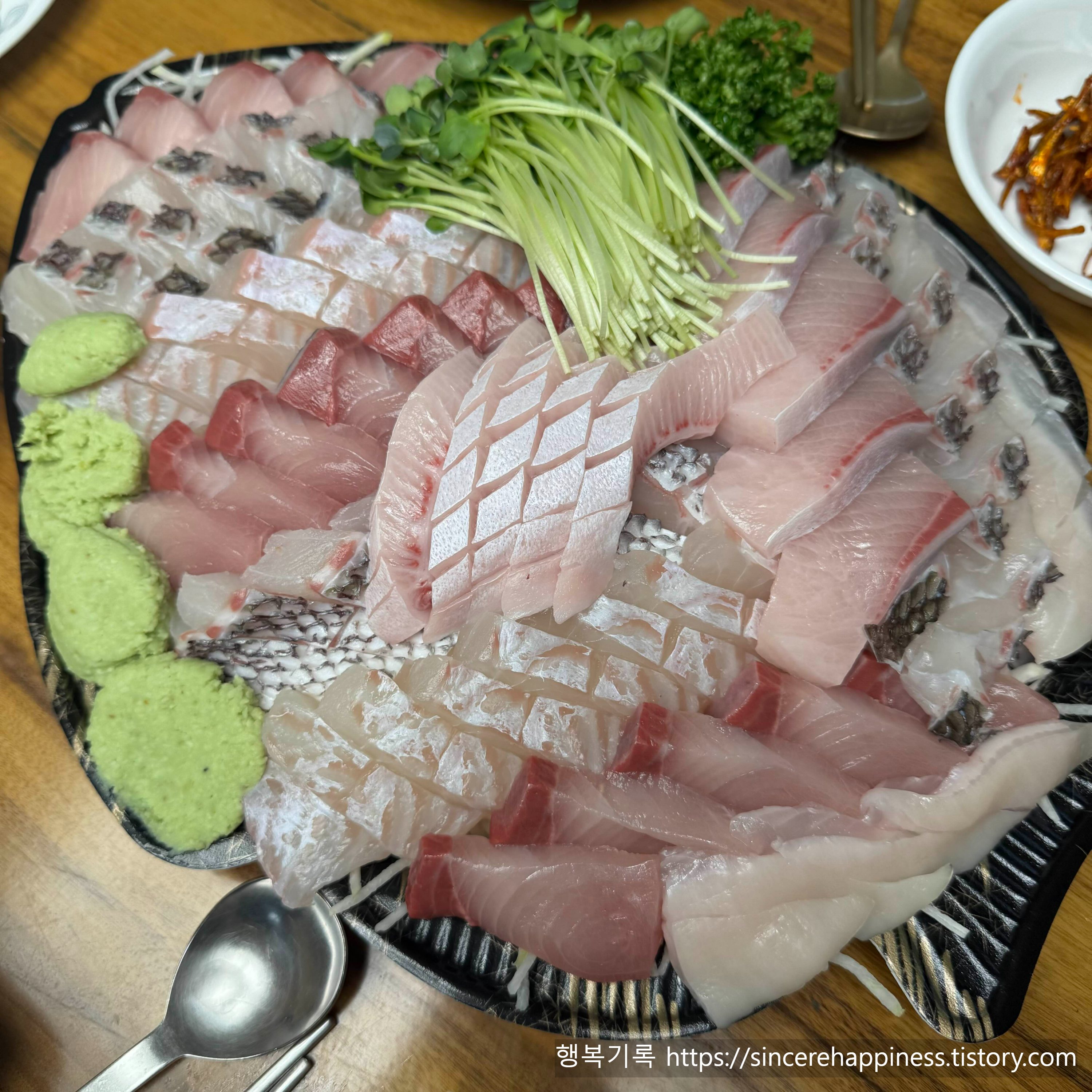 가족들과 포장해 먹은 즐거운수산 모듬회 대방어 참돔 광어 세트의 두툼한 퀄리티