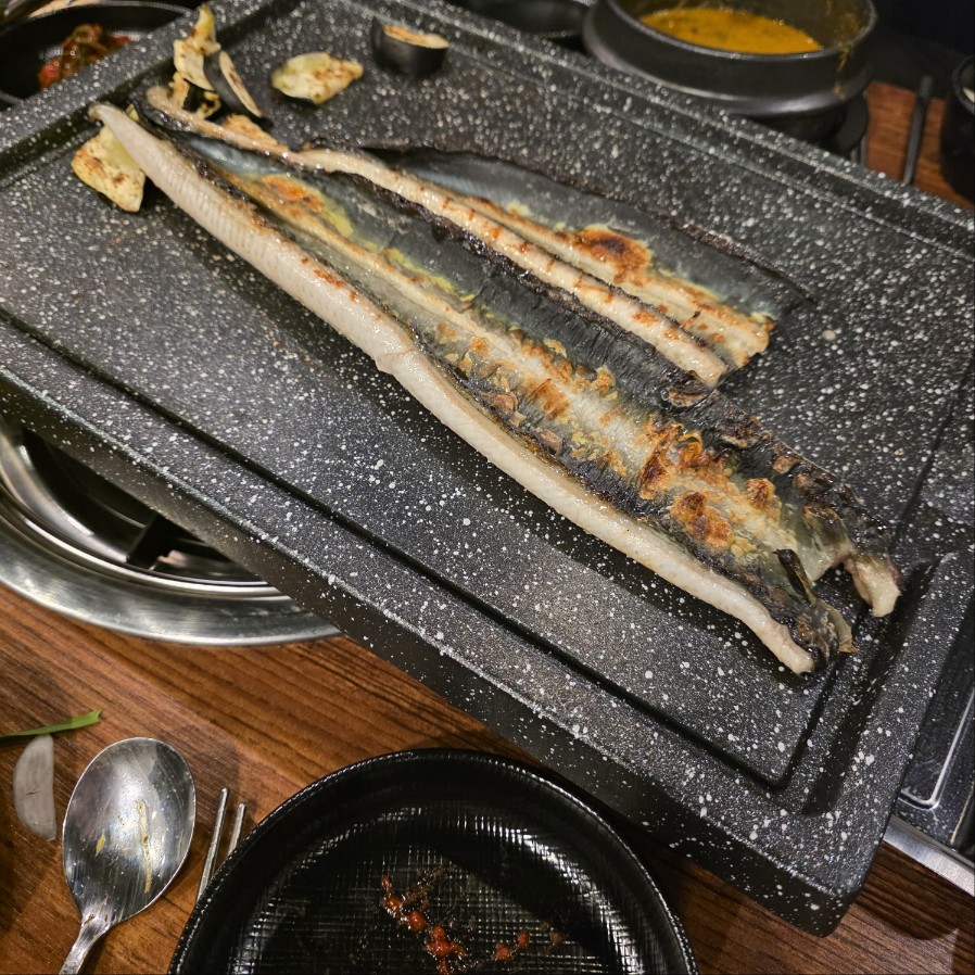 초벌된 장어구이 모습, 불판 위 장어 손질 상태