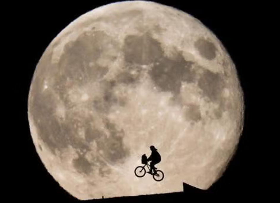 이티(E.T.) 영화 속 한 장면