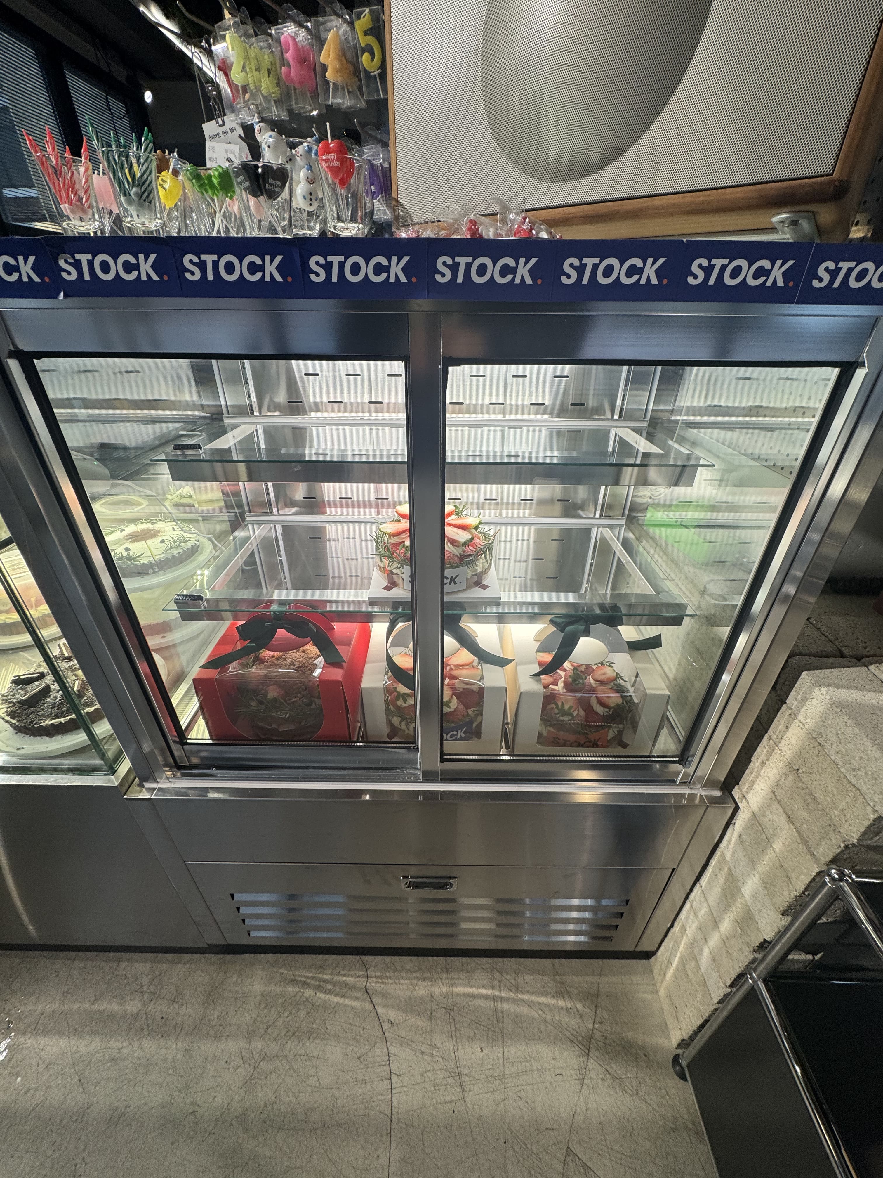 카페 스탁 케잌이 있는 냉장고