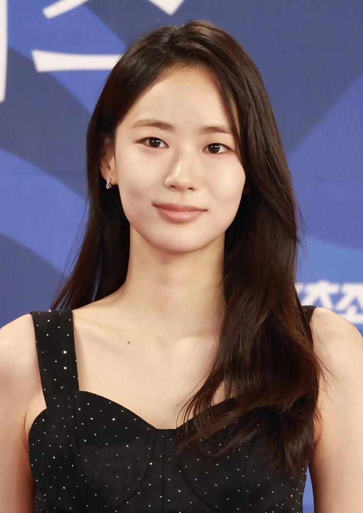 검은 드레스 차림으로 행사장에 선 배우 이이담
