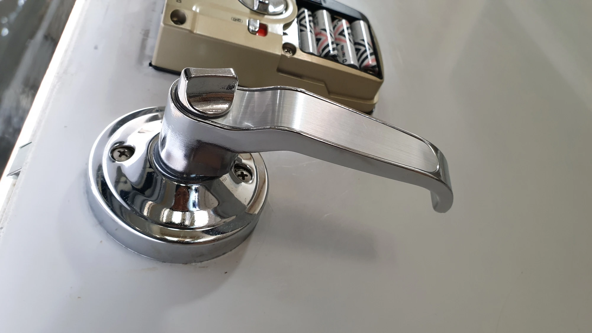 문 손잡이 고정 볼트