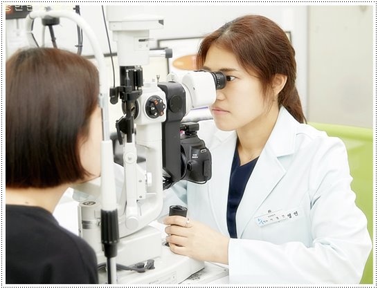 황반변성-시력-검사하는-사람