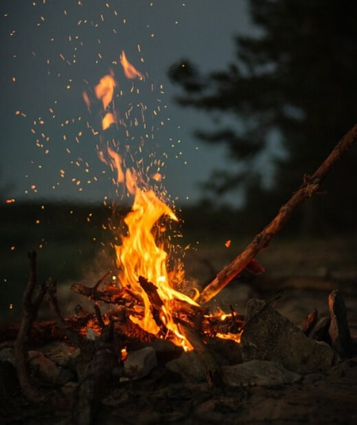 모닥불이 활활 타는 모습