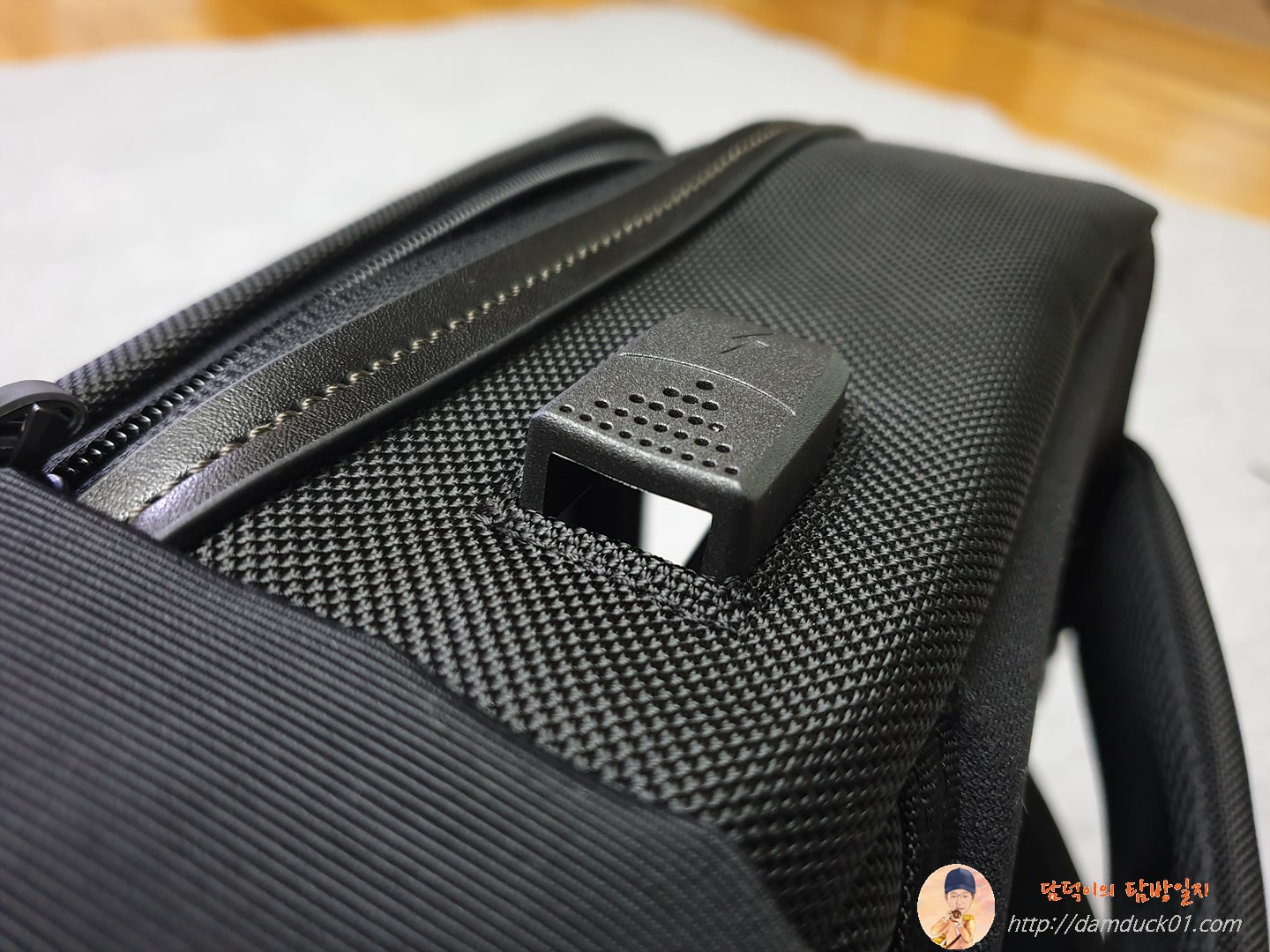 Samsonite Red BLUNTES 케이블 분리된 포트 공간